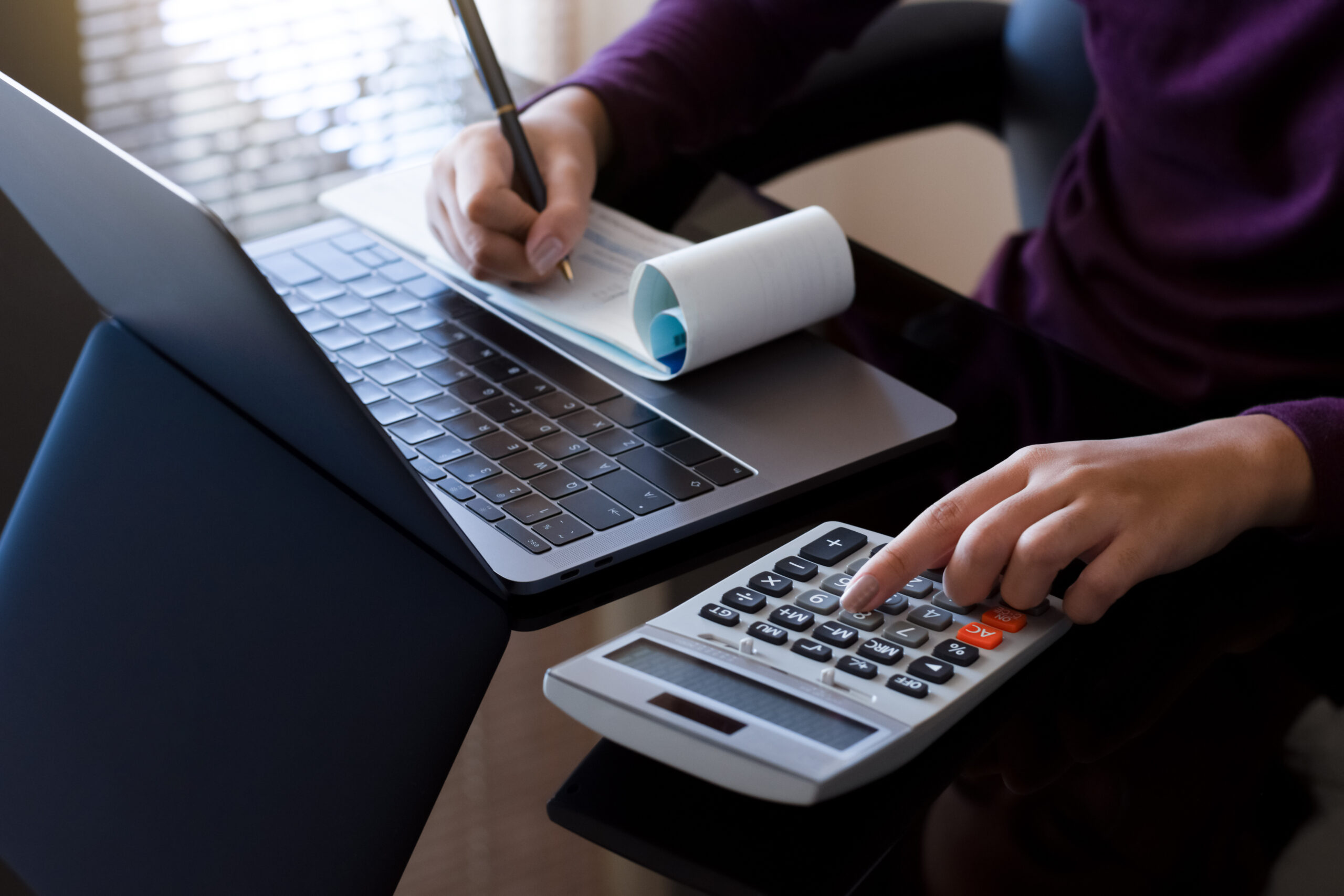 Persona rellenando un cheque a mano