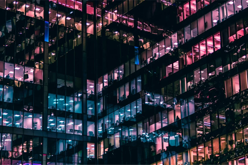 edificio de oficinas de noche