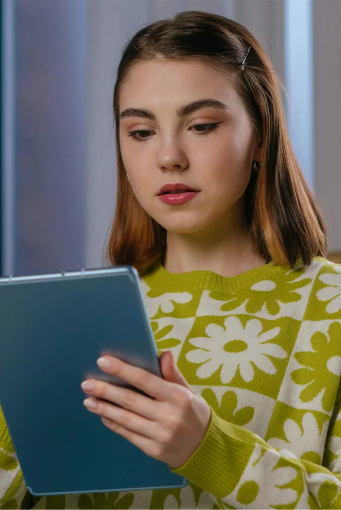 chica usando una tablet