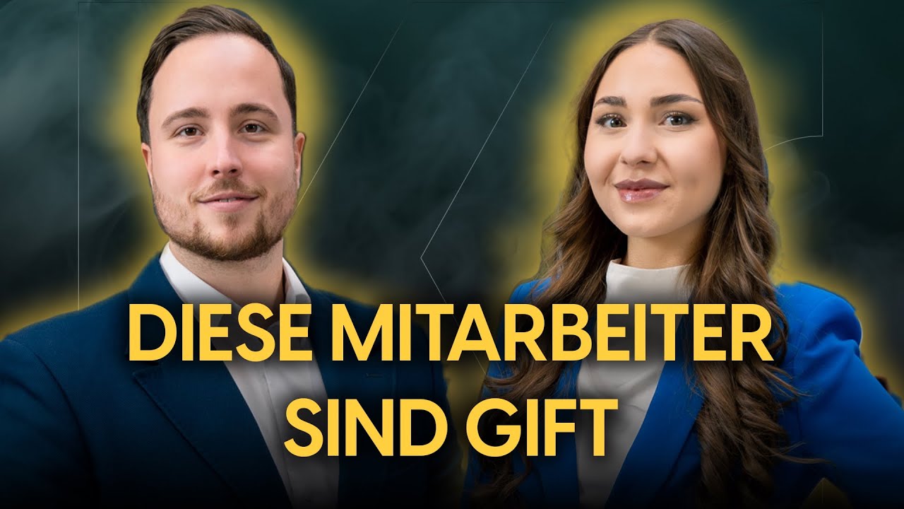 Technisches Team im Gespräch in einer Werkhalle