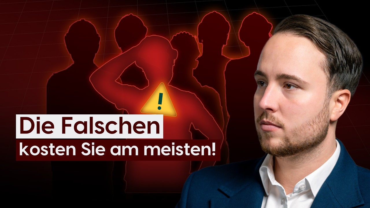 Teamleiter bespricht mit Mitarbeitern in einer Produktionshalle die Arbeitsqualität