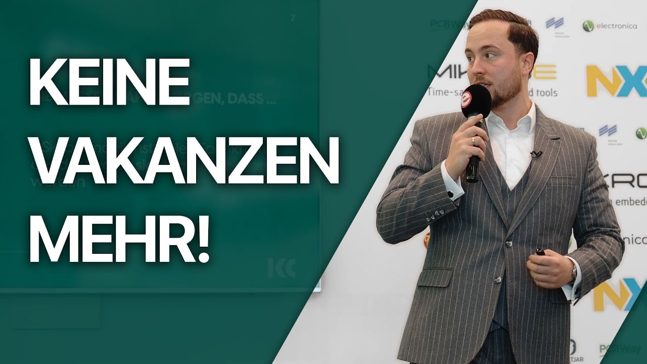 Personalverantwortliche besprechen Stellenanzeigen und Recruiting-Strategie im Büro