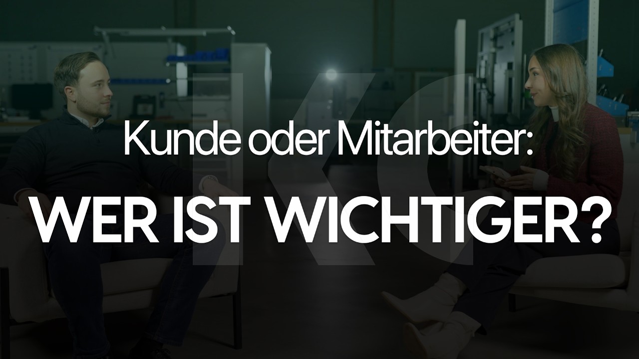 Personalverantwortliche prüfen Social-Recruiting-Kampagne und Werbebudget am Laptop