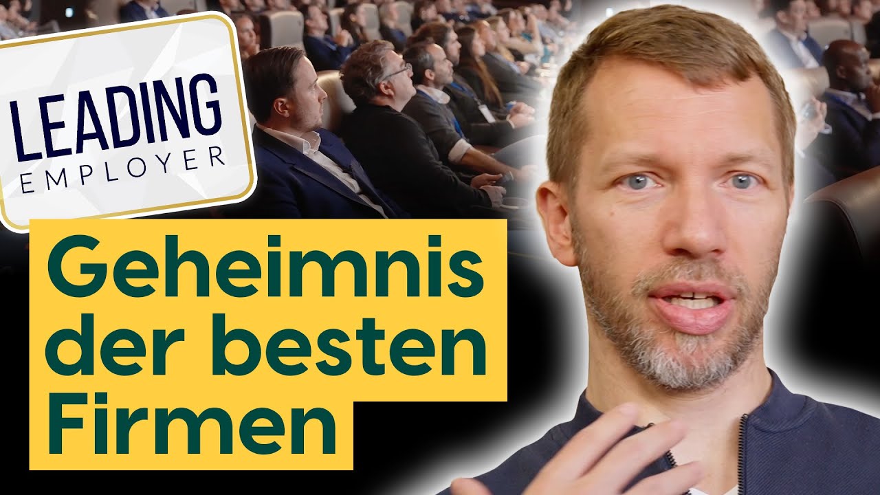 Personalverantwortliche analysieren Karriereseite und Bewerbungsprozess am Laptop