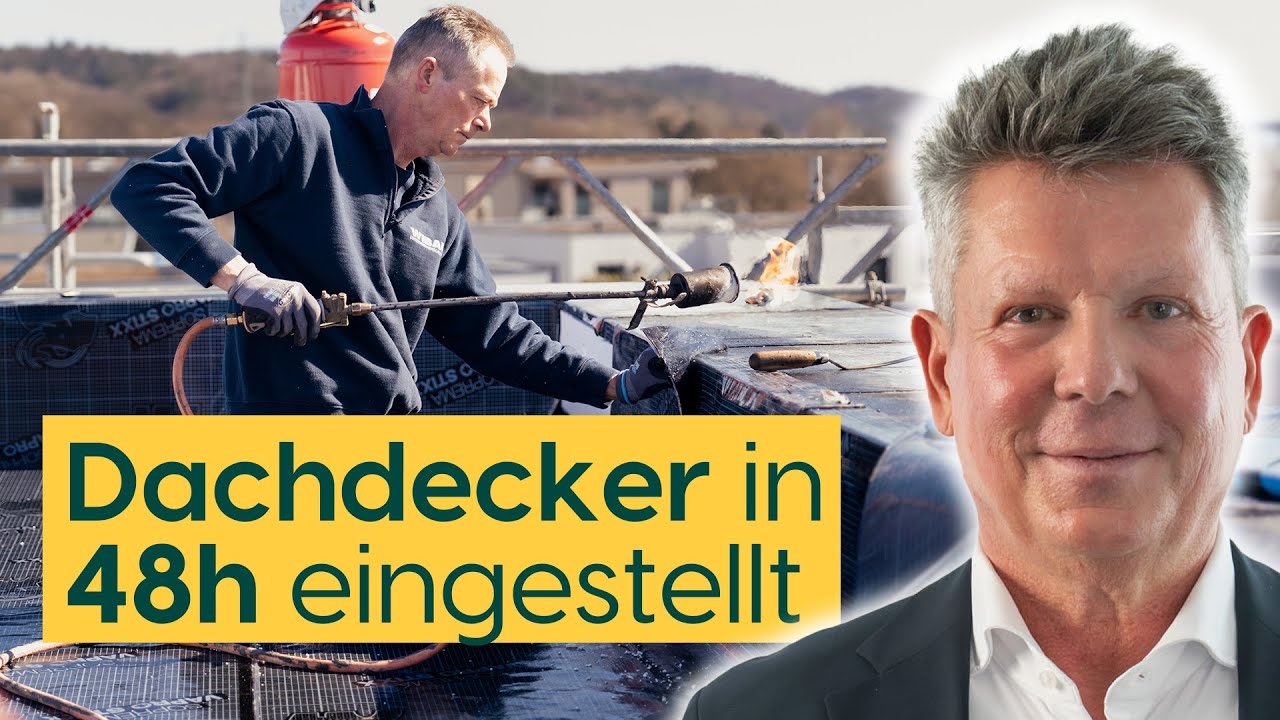 Dachdecker bei der Arbeit auf einem Dach im Rahmen einer regionalen Recruiting-Kampagne