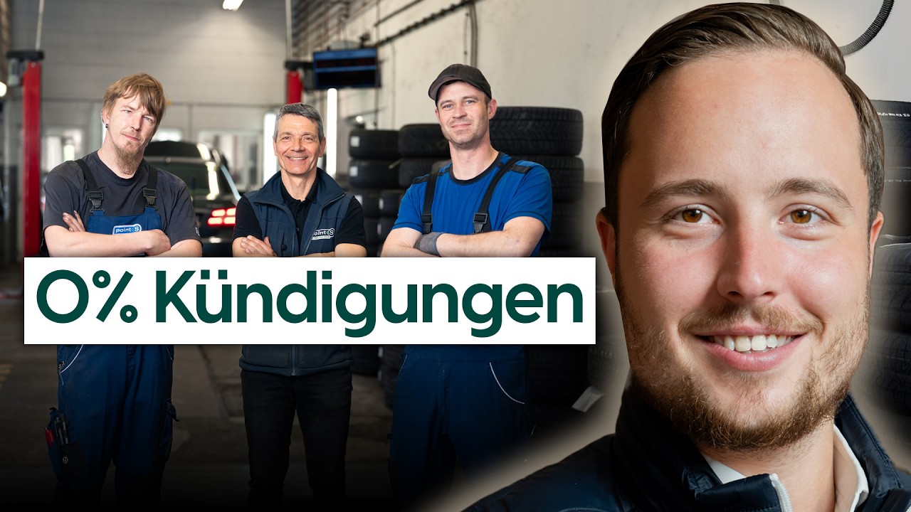 Führungskraft im Feedbackgespräch mit einem Mitarbeiter in der Werkhalle