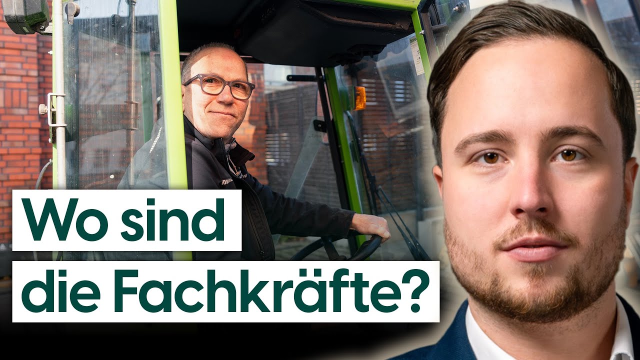 Fachkraft im Elektrohandwerk betrachtet eine Stellenanzeige auf dem Smartphone