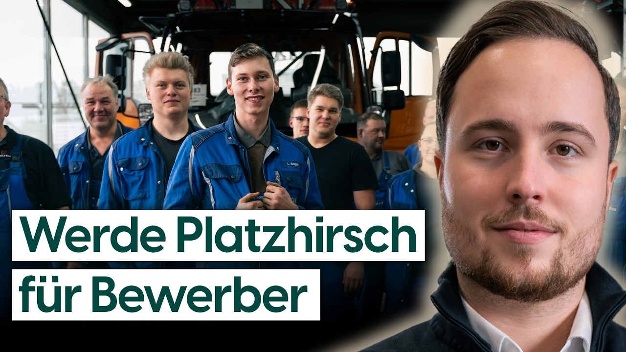 Fachkraft im technischen Betrieb blickt auf eine Stellenanzeige auf dem Smartphone