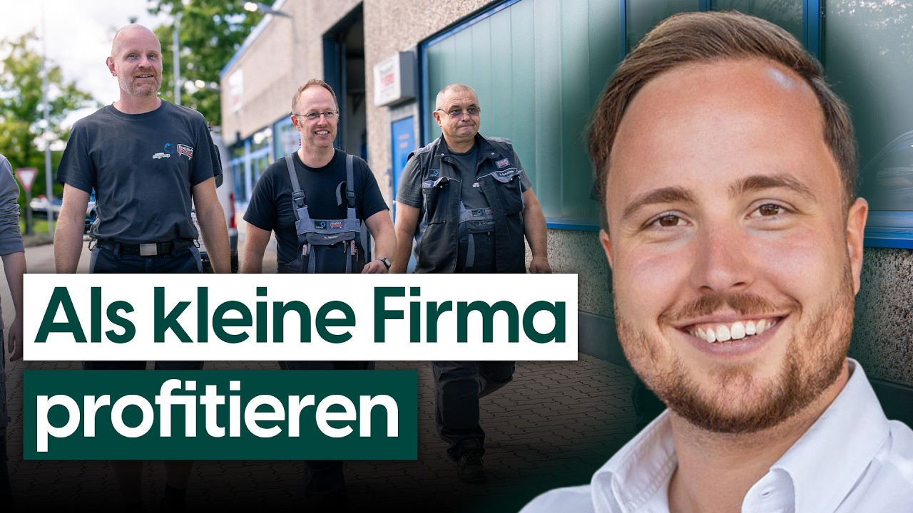 Kleines Team in einem mittelständischen Industriebetrieb im gemeinsamen Gespräch