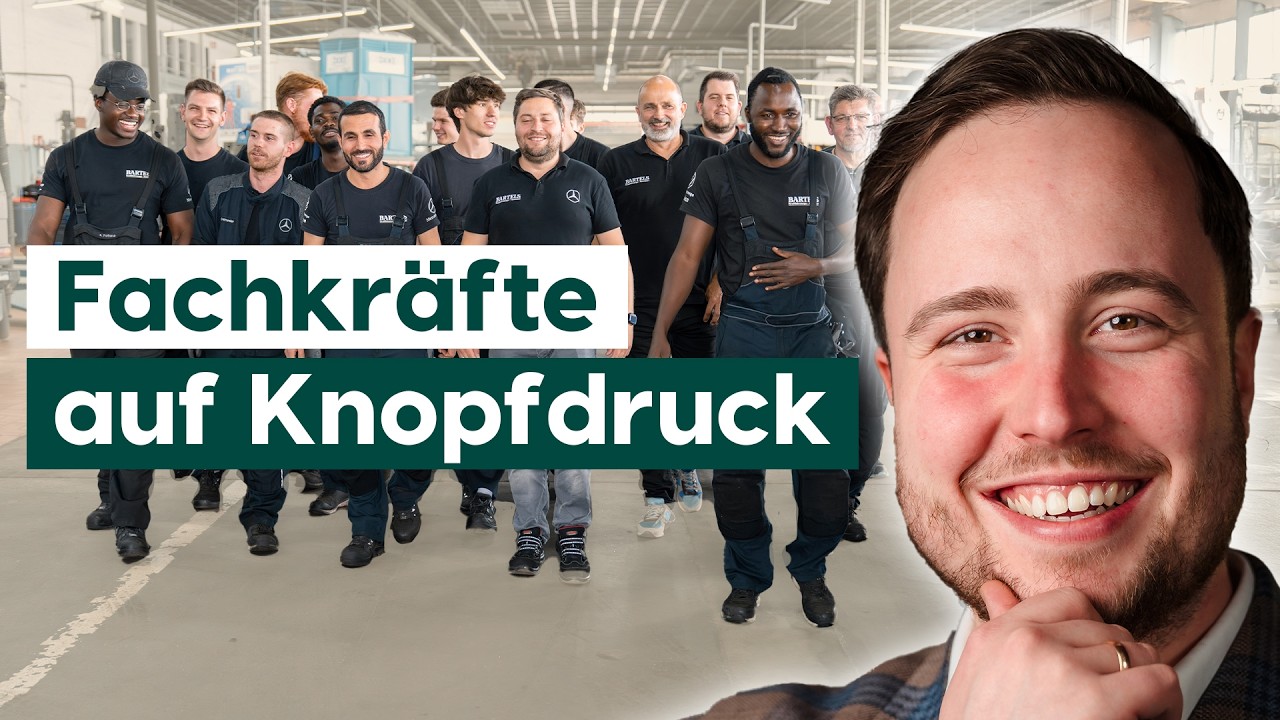 Geschäftsführer eines Industriebetriebs im Gespräch mit einem Bewerber