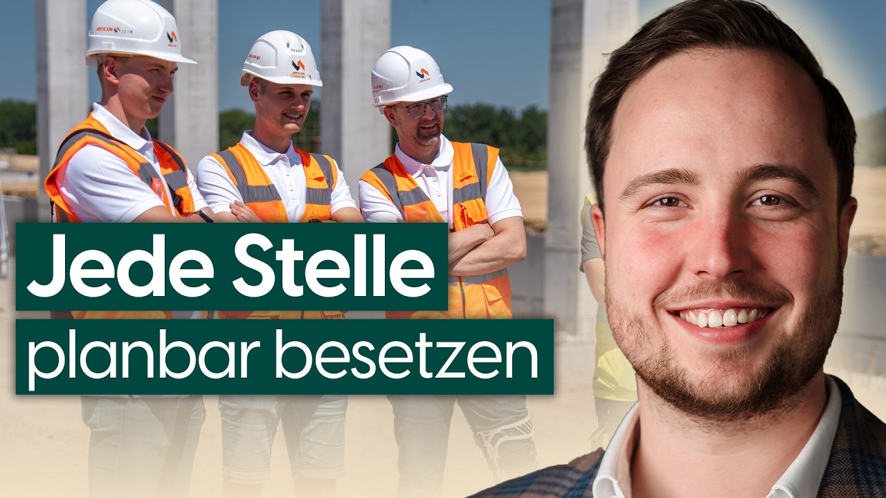 Bauleiter auf einer Baustelle schaut auf sein Smartphone und sieht eine Stellenanzeige