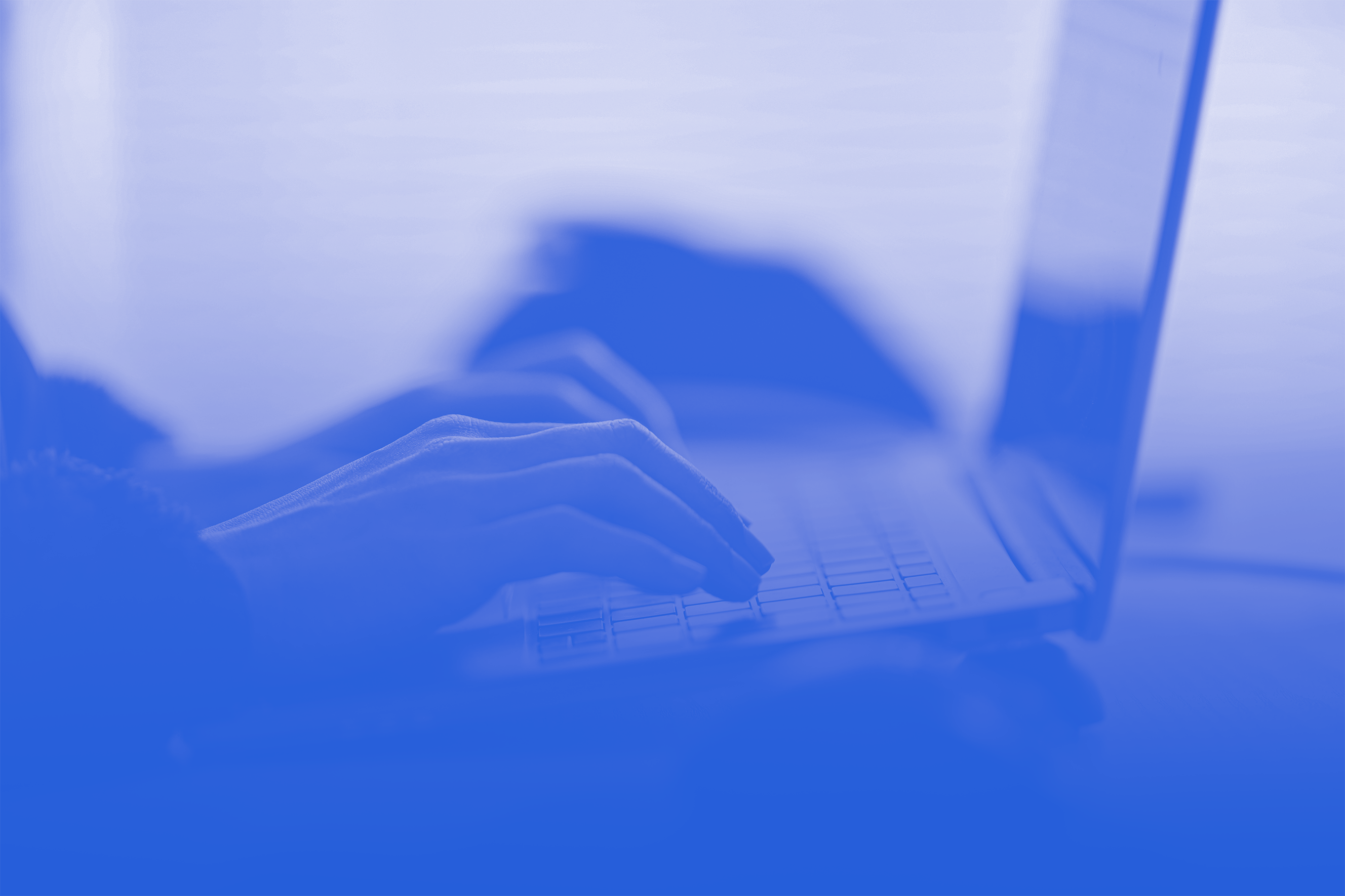 Image d’un e-commerçant utilisant un ordinateur pour gérer le site web Komet.