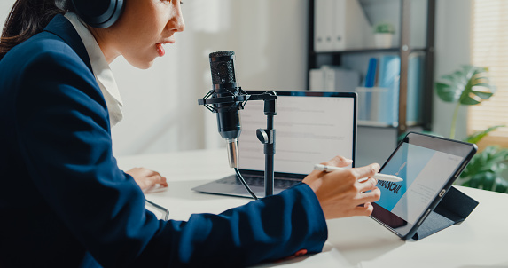 Professionelle Übersetzerin mit Headset arbeitet konzentriert an Vertonung