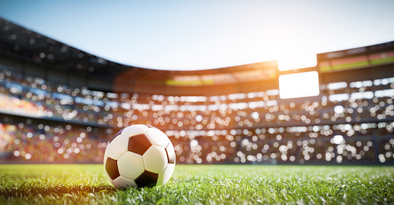 Fußballstadion voller Fans mit einem Fußball ganz vorne