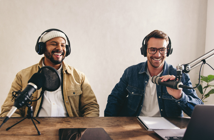 Voice-Over-Aufnahme im Tonstudio mit zwei professionellen Sprechern