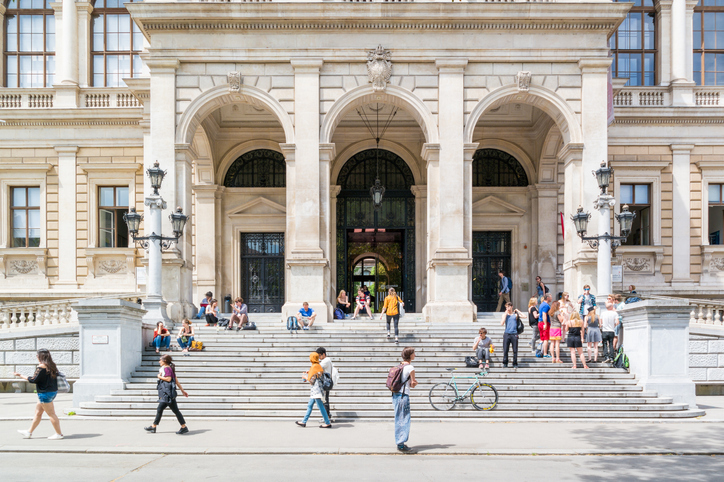 Universität mit Studierenden – für beglaubigte Übersetzung von Abiturzeugnissen ins Englische.