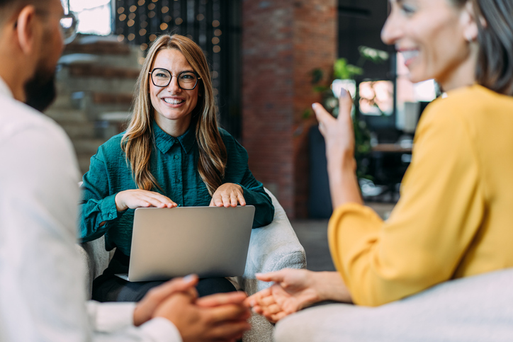 Teammeeting zur Übersetzung von Marketingtexten und PR-Inhalten – stilgerechte Werbeübersetzungen im Gespräch