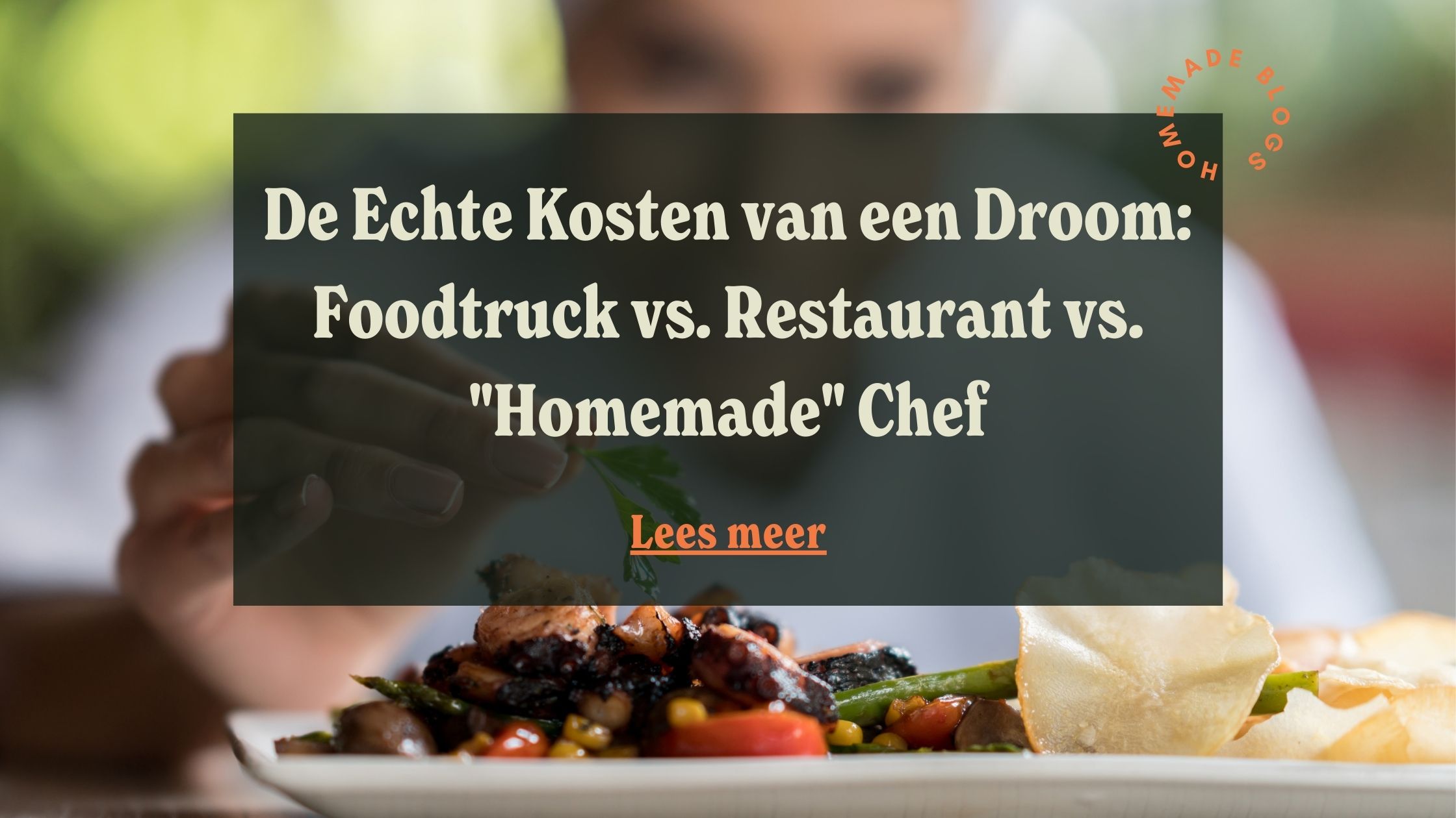 Een chef garneert zorgvuldig een gastronomisch gerecht op een wit bord met een takje peterselie. De tekstoverlay luidt: "De Echte Kosten van een Droom: Foodtruck vs. Restaurant vs. 'Homemade' Chef."