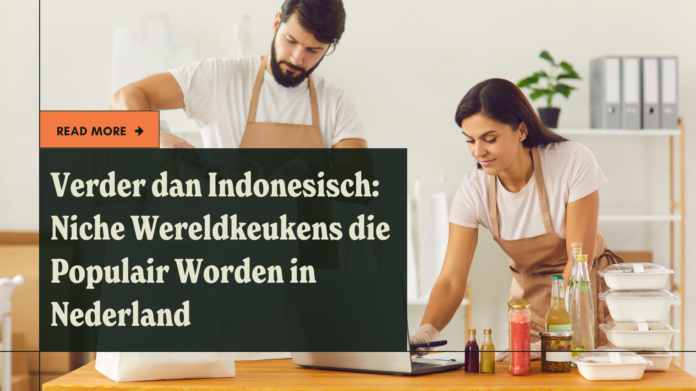 Een man en een vrouw, beiden met een schort, werken in een moderne keuken en bereiden maaltijdbestellingen voor hun thuisbedrijf. Op de voorgrond glimlacht de vrouw terwijl ze een laptop gebruikt, met afhaalmaaltijden en drankjes die klaarliggen voor klant