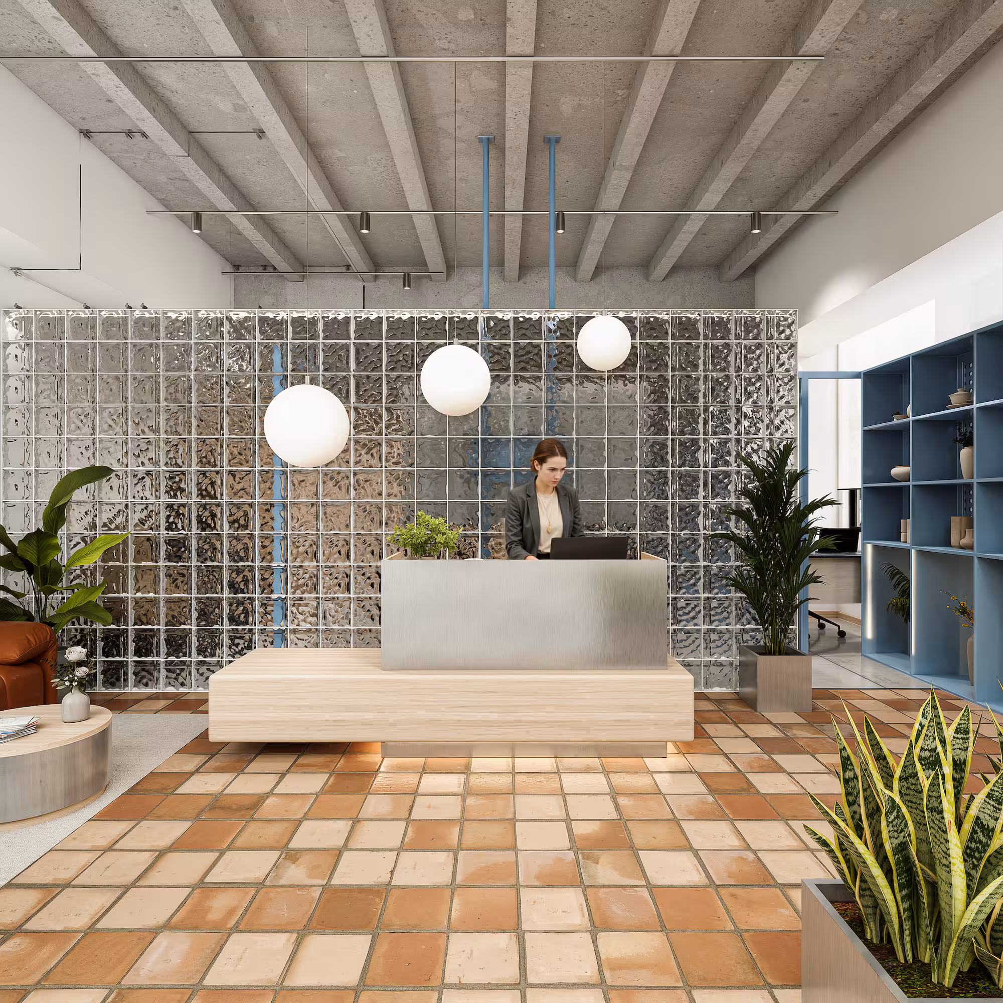 Casa moderna blanca con ventana alta y fachada de listones de madera, rodeada de césped y árboles.