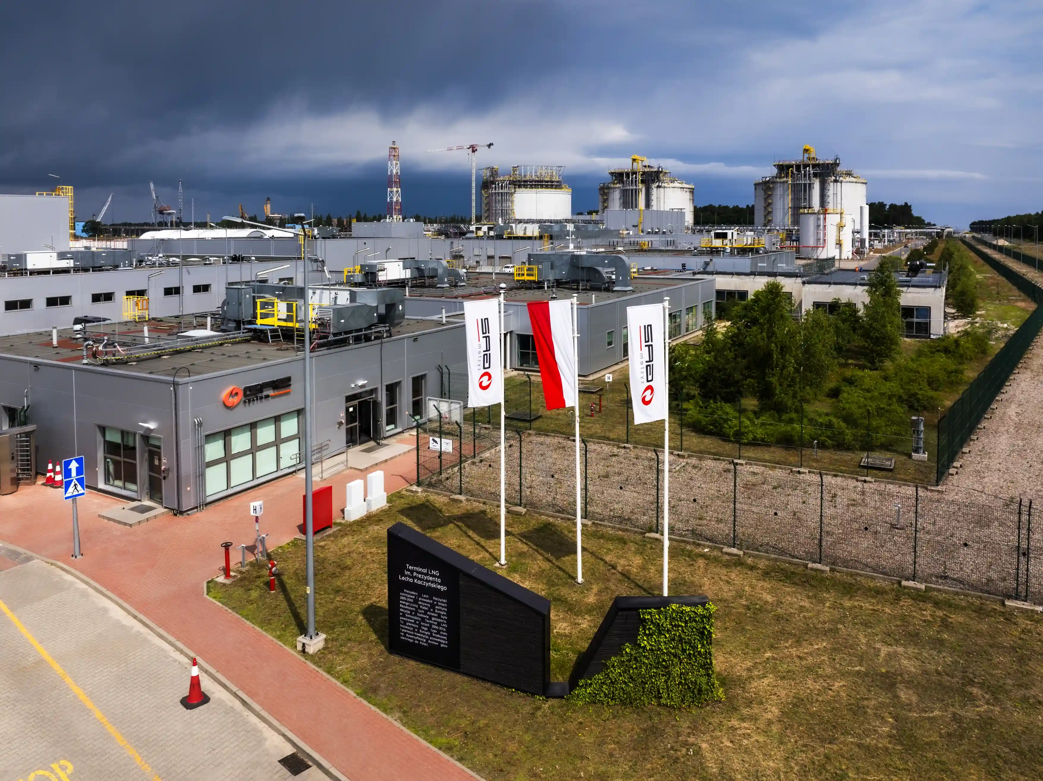 Three firms seal $3.3 billion LNG-to-power deal in Philippines