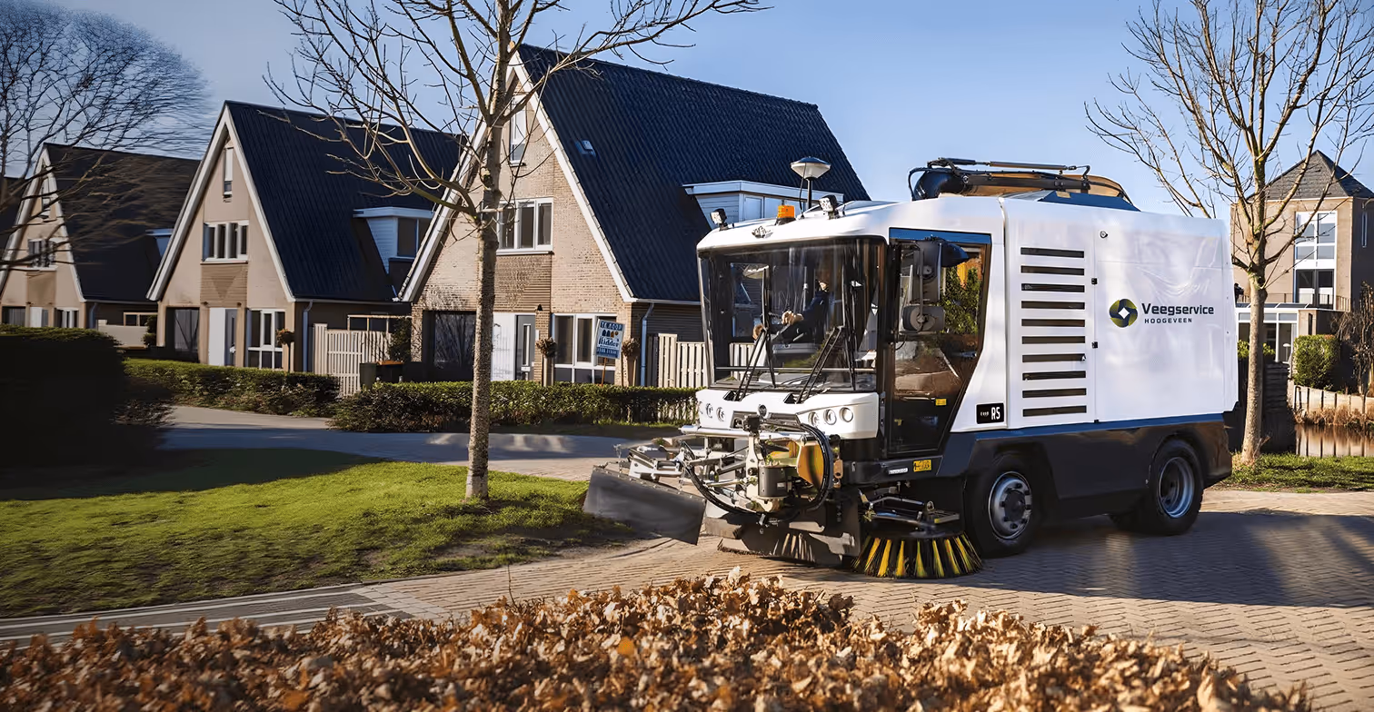 Een veegmachine van Veegservice Hoogeveen veegt een straat schoon
