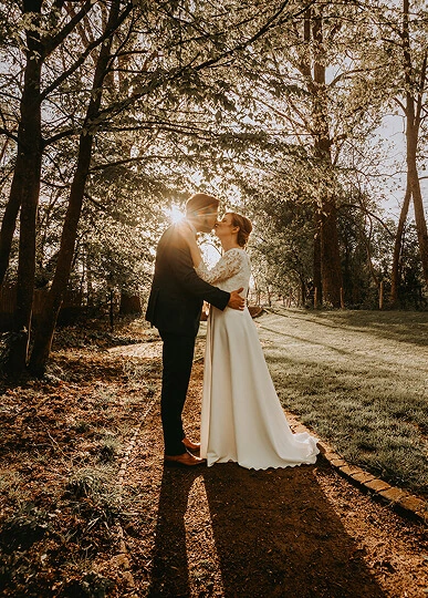 Une photo d'un couple de mariés à l'extérieur de la ferme Marie Hélène durant un mariage