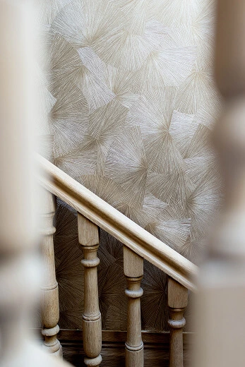 Une vue artistique de l'intérieur de la ferme Marie Hélène, le soleil éclair une rampe d'escalier