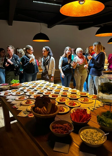 Un séminaire d'entreprise se déroulant dans la grande salle de la ferme Marie Hélène