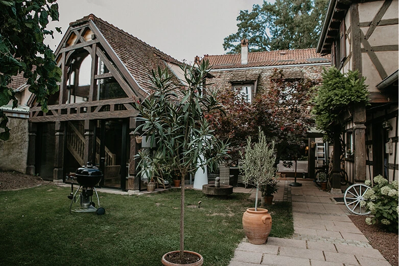 La cour intérieur de la Ferme Marie Hélène, ferme typique d'Alsace avec beaucoup de charme.