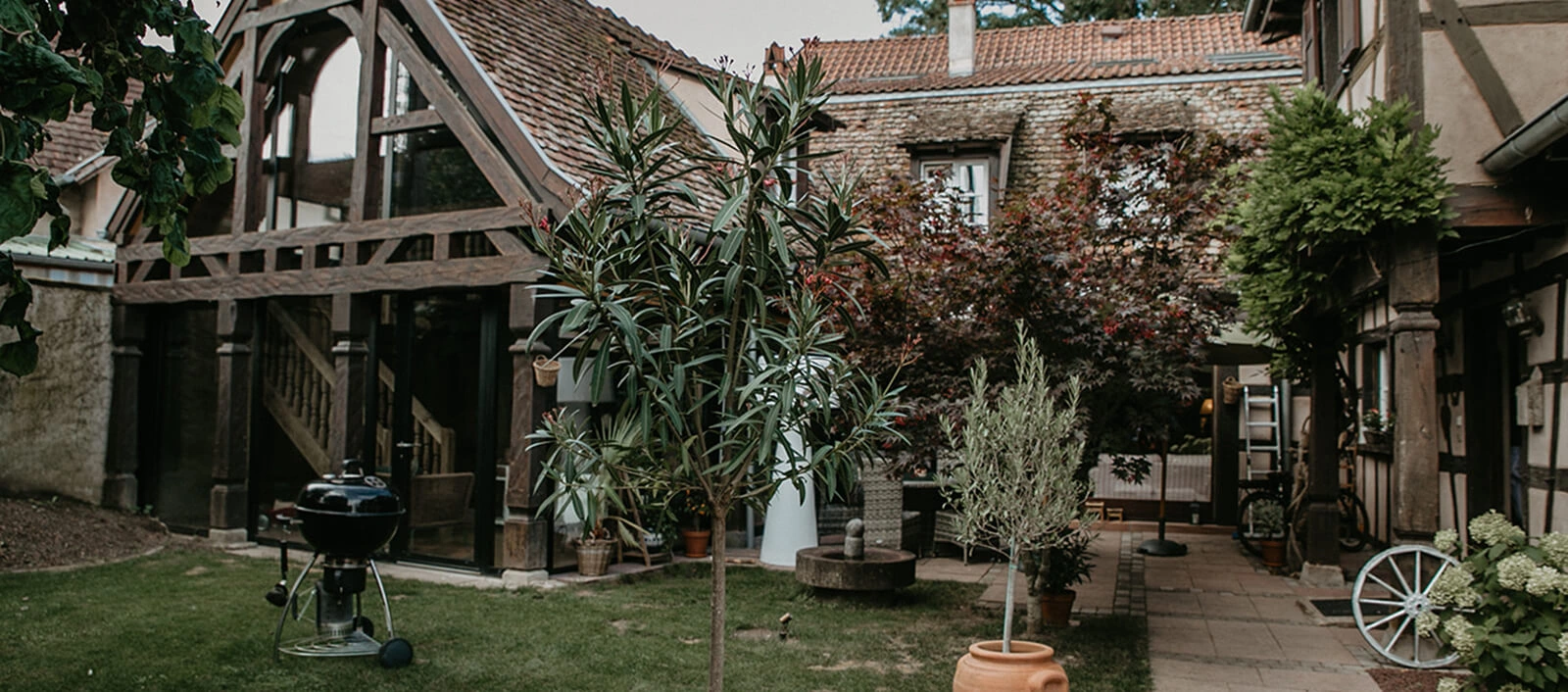 La cour intérieur de la Ferme Marie Hélène, ferme typique d'Alsace avec beaucoup de charme.