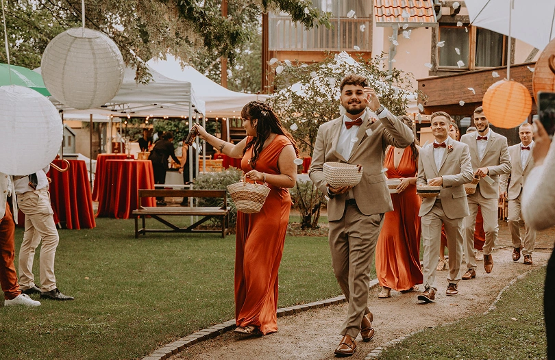Cérémonie de mariage en plein air avec cortège de demoiselles et garçons d'honneur à La Ferme Marie Hélène.