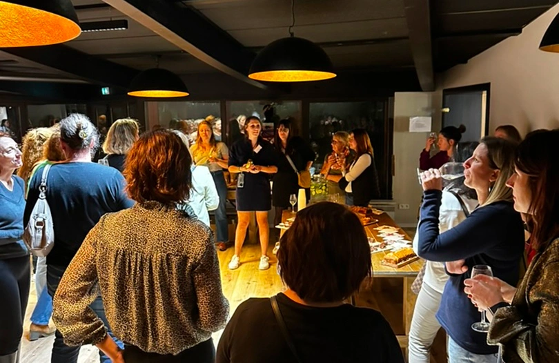 Groupe de participants lors d’un séminaire à La Ferme Marie Hélène, écoutant une présentation dans une ambiance conviviale.