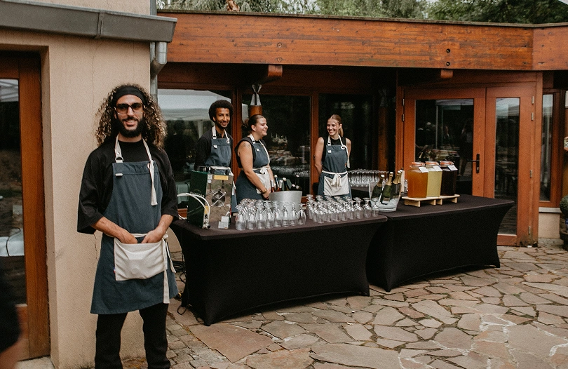 Équipe de service souriante prête à accueillir les invités d’un mariage à La Ferme Marie Hélène.