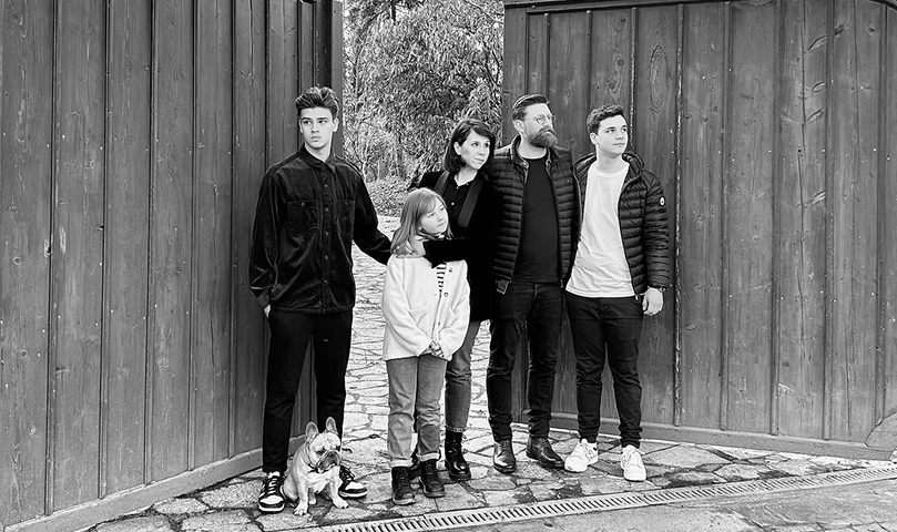 Les propriétaires de la ferme Marie Hélène devant le portail d'entrée