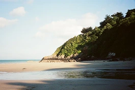 Une plage avec un lac laissé par la mer qui se retire, une montagne sur le coté bordé de végétation tropical sous un soleil d'été au Costa Rica. Photo de Caroline Vincent.