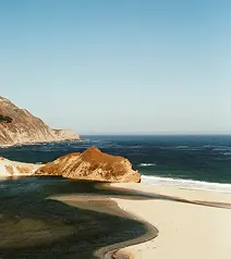 Une plage où la mer se retire et crée un jeu de couleur et perspective sur le sable. Photo de Caroline Vincent.