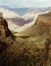 Perspective du Grand Canyon sur la bright angel trail sous un soleil de plomb. Photo de Caroline Vincent.