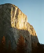 Le sommet d'El Capitan à Yosemite illuminé par un soleil matinal. Photo de Caroline Vincent.