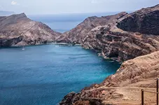 Des falaises de roche rouge surplombant l'Océan à Madère.