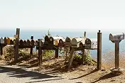 Une rangé de boite aux lettres sur une falaise à Big Sur surplombant l'Océan. Photo de Caroline Vincent