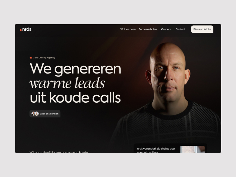 Website homepage with a man in shadow and text about generating warm leads from cold calls in Dutch.