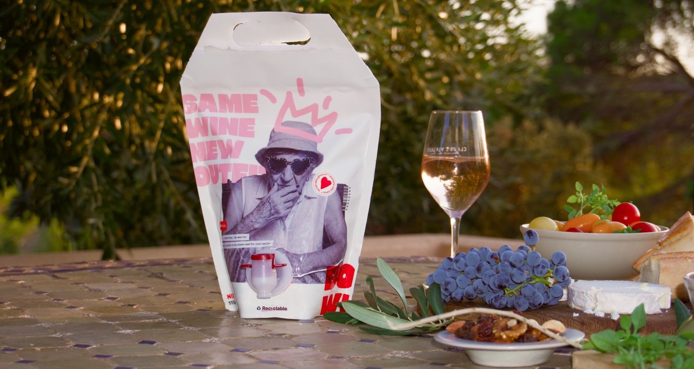 The Bowi pouch on a table set for lunch outdoors
