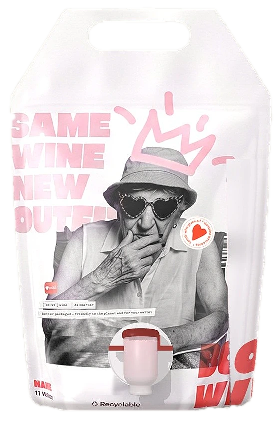 The Bowi wine pouch turning slowly, front and back