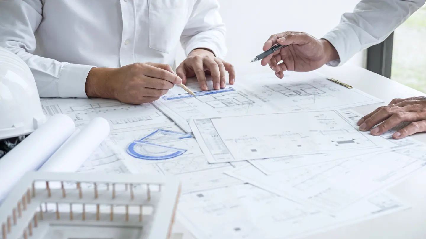 Mimar ve mühendislerin teknik proje çizimleri üzerinde değerlendirme yapması