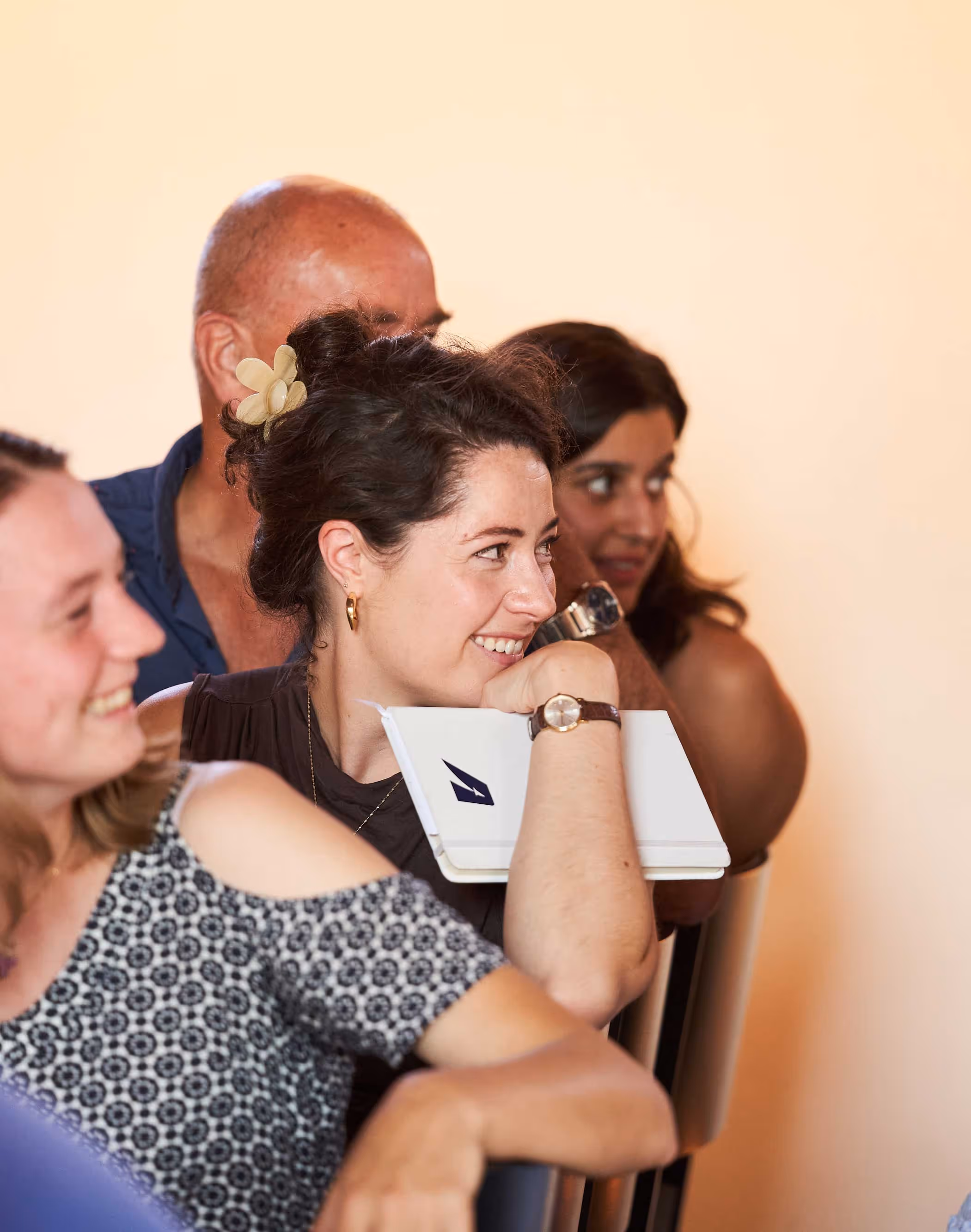 Groep deelnemers luistert aandachtig tijdens een sessie van Project Apollo