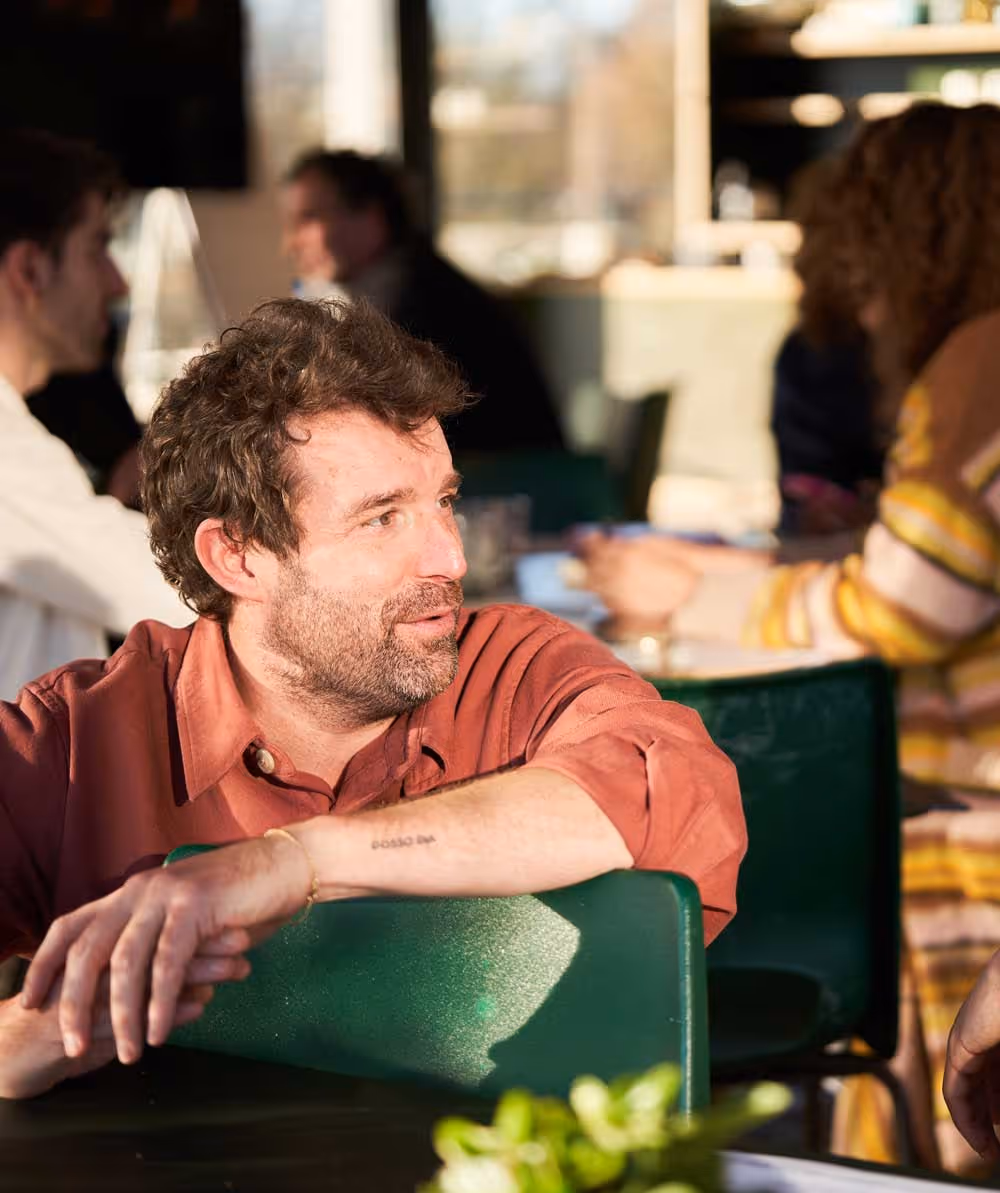 Thomas in gesprek met een deelnemer