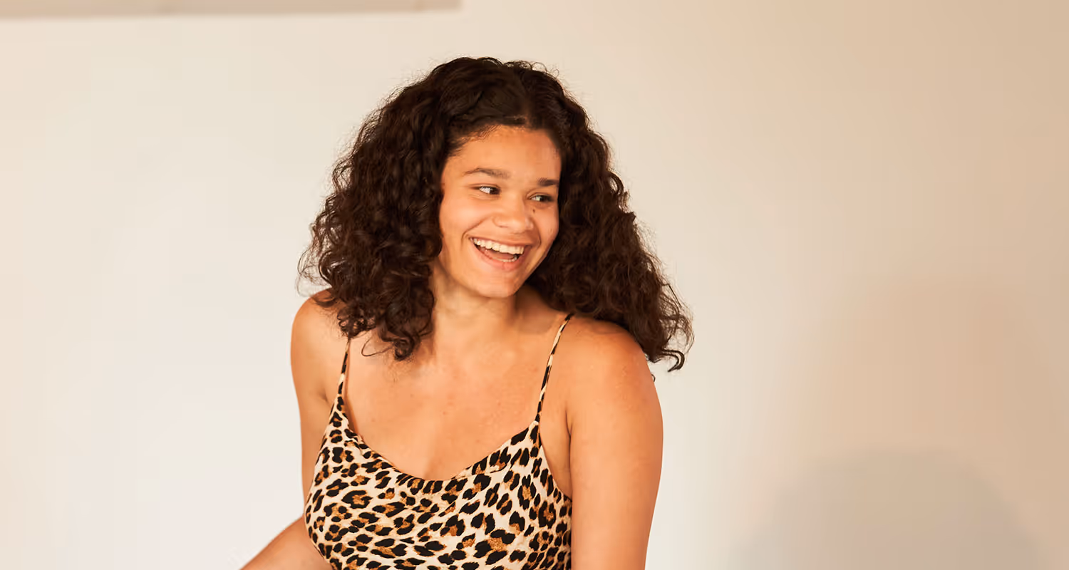 Deelnemer van Project Apollo lacht tijdens een bijeenkomst