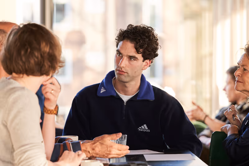 Deelnemer van Het Weekend in gesprek met andere deelnemers