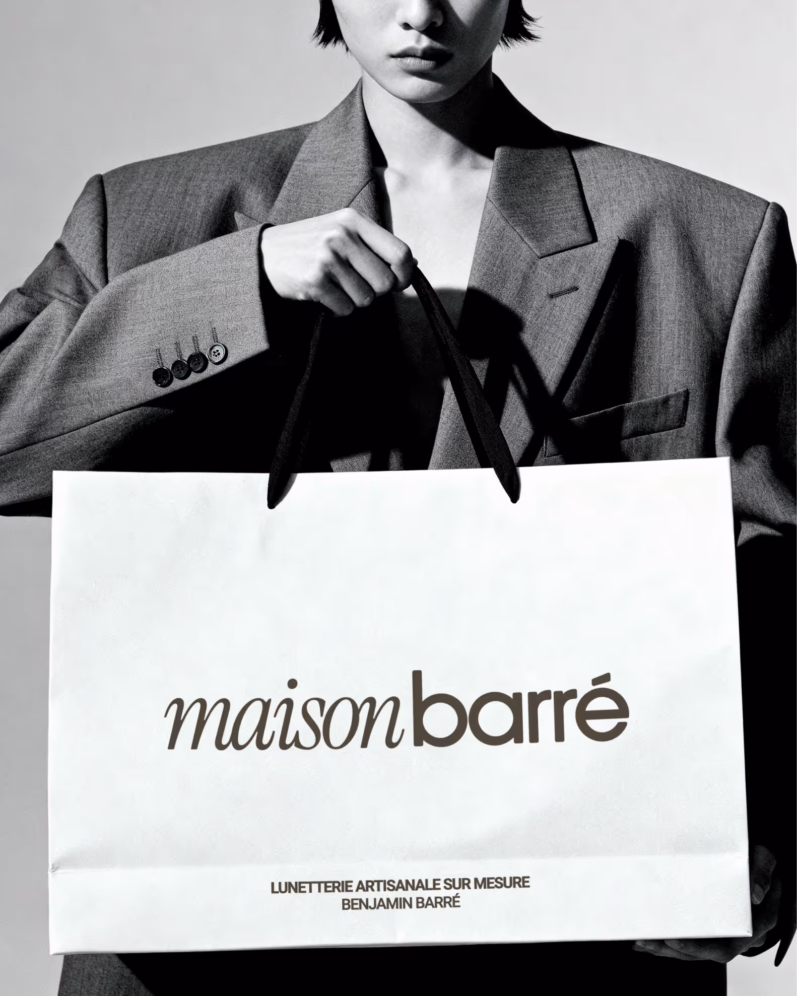 Exemple d'application de l'identité visuelle pour Maison Barré : montage photo d'un sac d'achat avec le nom de la marque